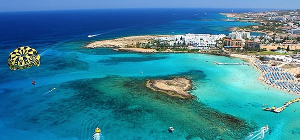 1. Какая страна разделена между турками и греками?