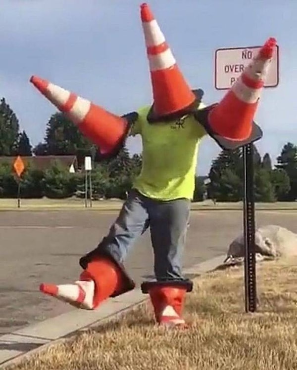 7. Человек - дорожный конус