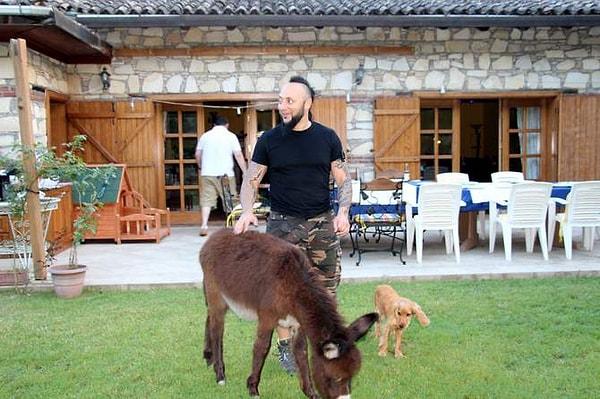 İstanbul'dan kaçıp yerleştiği Kuşadası'nda mütevazi bir çiftlik hayatına geçiş yaparken, yardıma muhtaç hayvanları bir araya toplayıp bir de barınak oluşturdu.