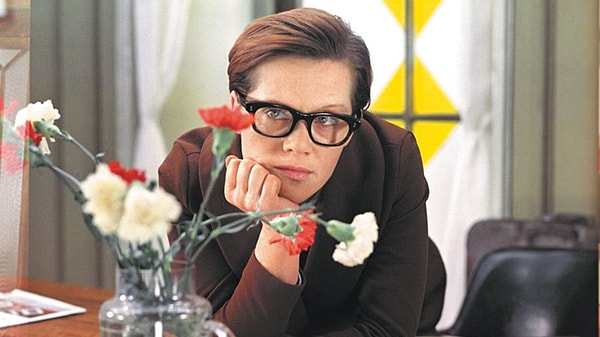 8. Знаете возраст Людмилы Калугиной из "Служебного романа"?