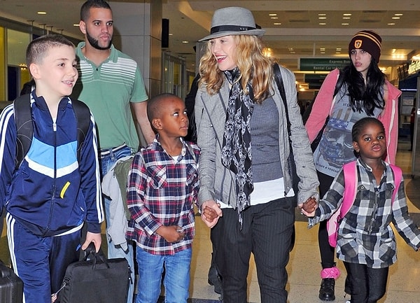 12. Кроме этого Мадонна усыновила троих девочек и одного мальчика.