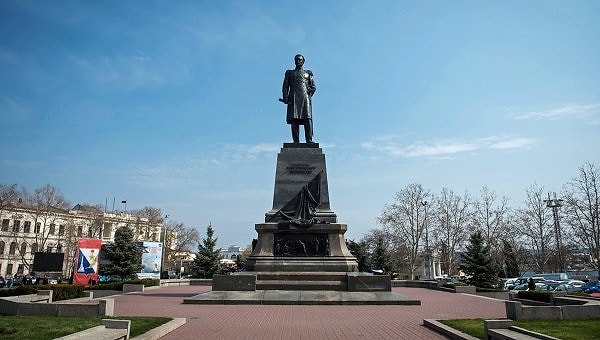 7. Кто этот человек, в честь которого открыт памятник?