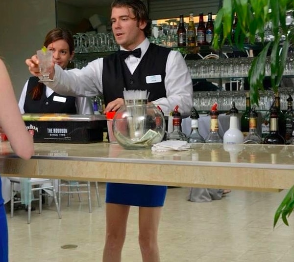 9. Как вам этот бармен с сексуальными ногами?