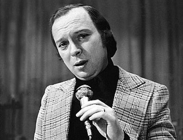 8. Что насчет певца, изображенного тут?