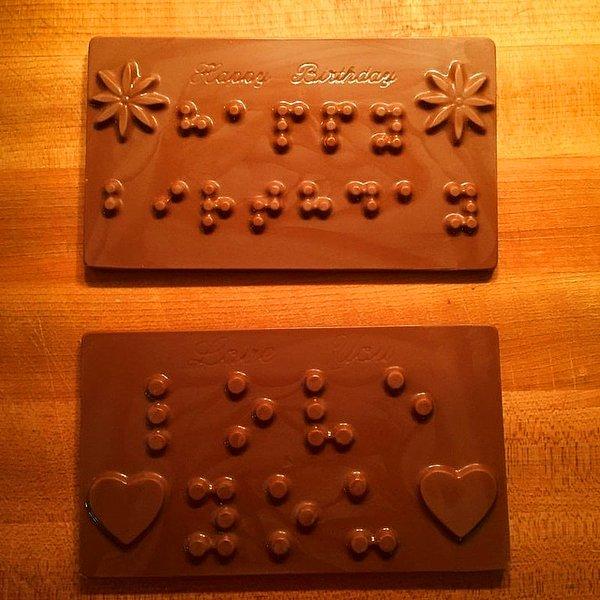 16. "Kızım görme engelli ve biz de onun için çikolatadan yapılmış bu mesajı ona verdik. 'Seni ve doğum gününü çok seviyoruz.'"