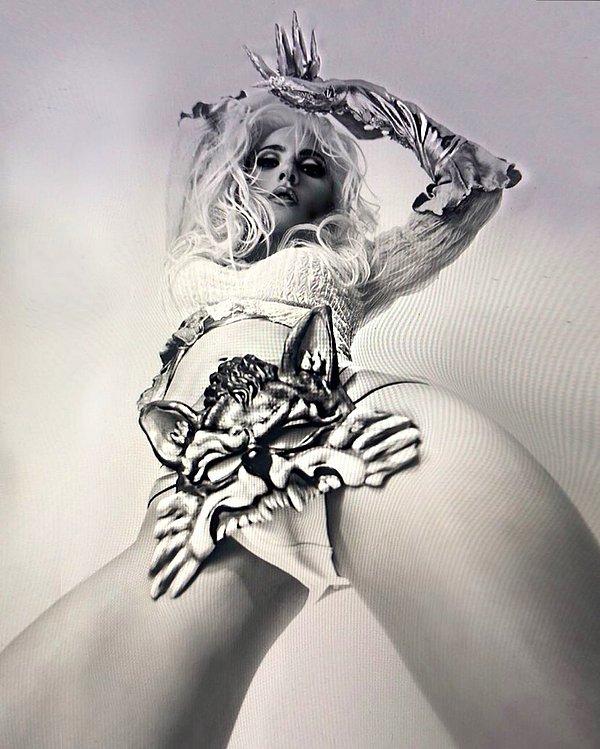 Bu sebeplerden yeni bir projenin müjdecisi olarak tanımlanan Lady Gaga'nın her fotoğraf ürkütücü değil, ancak hepsi belli bir konseptin sonucu.