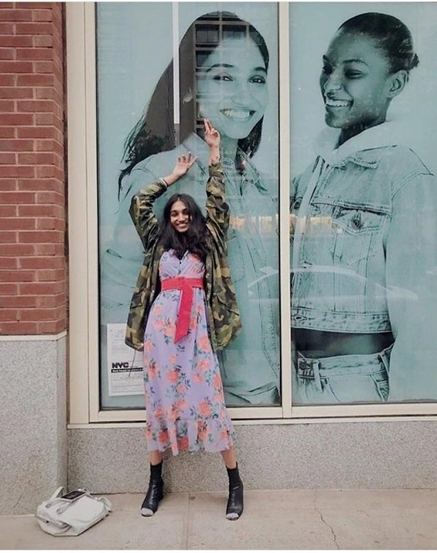 18. Broadway'de ilk posterinin yanında gülümseyen model.