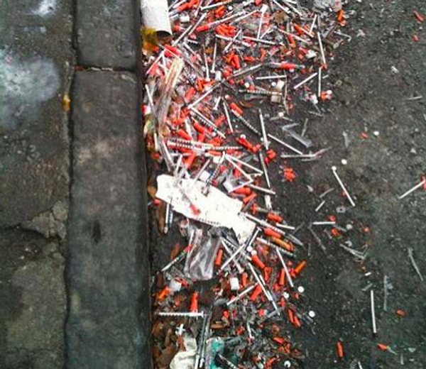 20. Откуда взялась эта груда шприцов?!