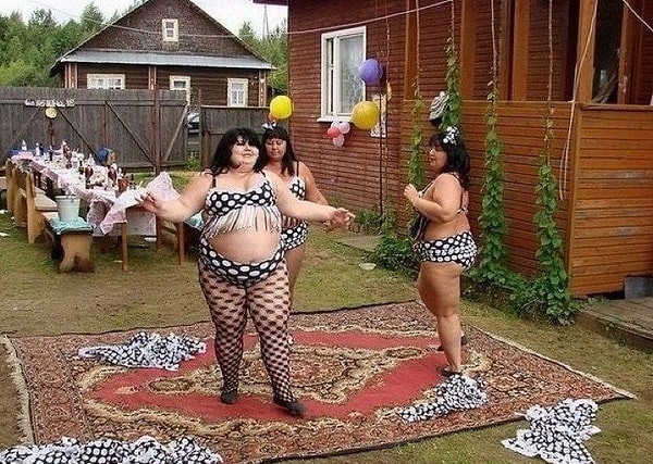 13. Это что ещё за ансамбль народного творчества? Аниматоры что ли?