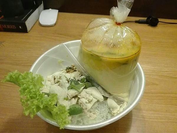 24. Tayland'daki sokak restoranlarında çorbayı plastik poşette servis ediyorlar.