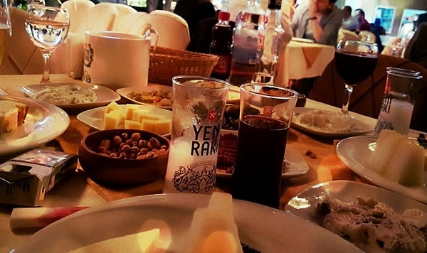 Ваша будущая любовь сейчас обедает в ресторане!