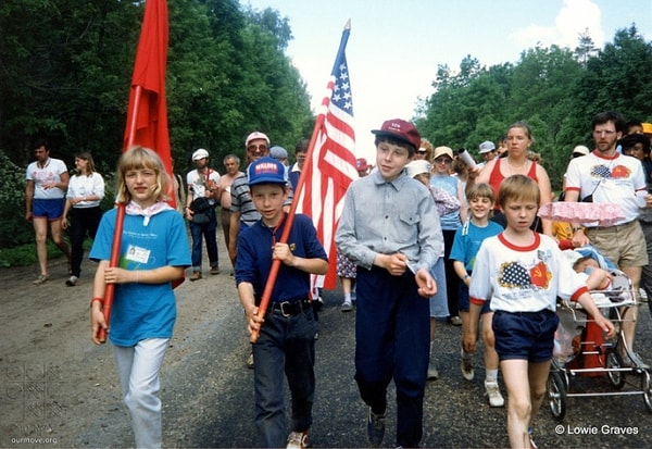 10. Всё тот же "Поход за мир". Советский мальчик несёт американский флаг, а американская девочка - советский.