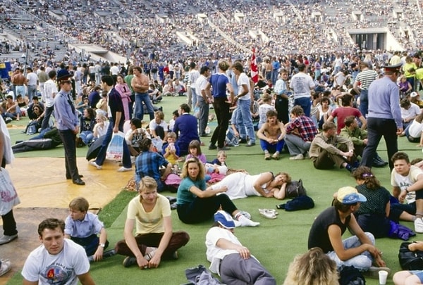 13. Зрители на первом международном рок-фестивале в Москве. Здесь выступали Bon Jovi, Mötley Crüe, Оззи Осборн, Scorpions и другие.