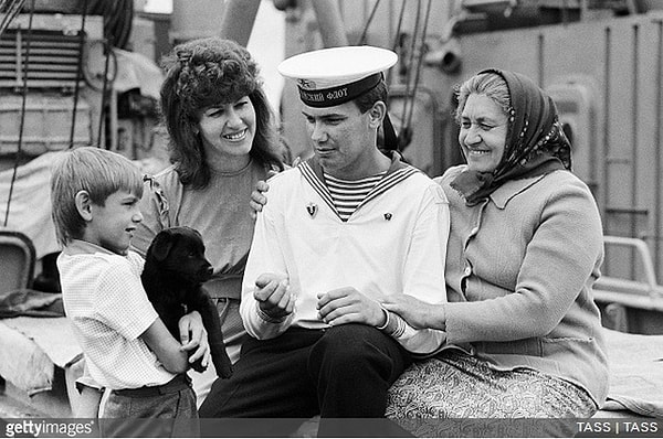 19. Родственники приехали к новоиспечённому моряку.