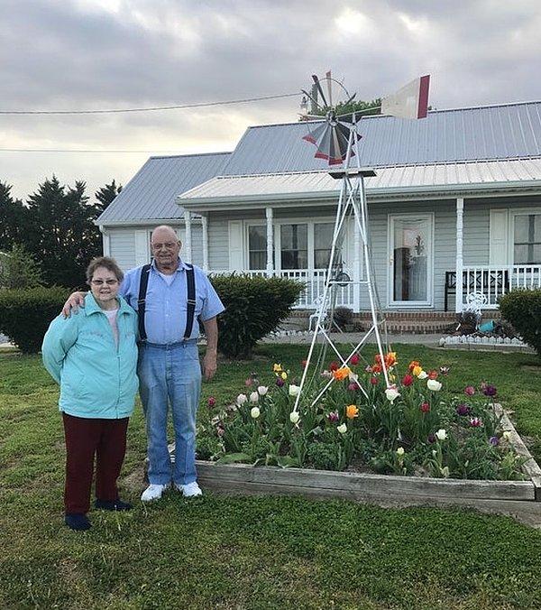3. "Büyükannem ve büyükbabam 58 yıl önce inşa ettikleri evin önünde duruyorlar. Ağustos ayında evliliklerinin 60. yıl dönümünü kutlayacaklar."