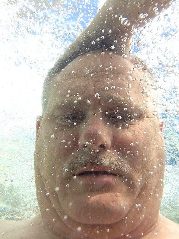 Bu babanın su altı selfie denemesinden bahsetmiyoruz bile.