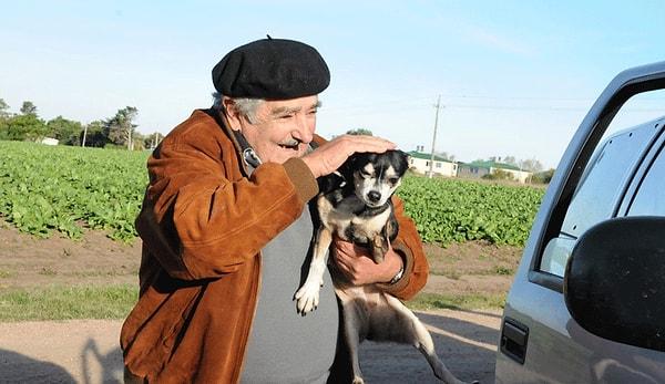 Manuela, Mujica'nın başkanken resmi davetlere bile götürdüğü çok sevdiği 3 ayaklı köpeğiydi.
