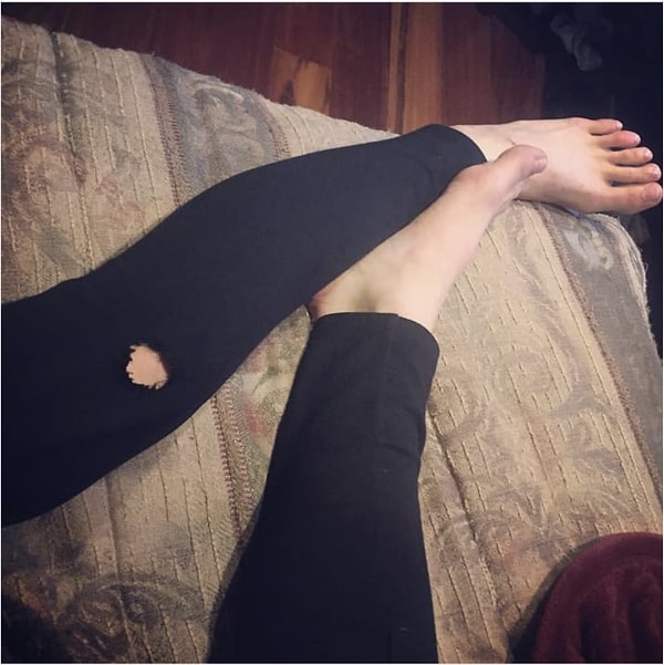 11. Одни специально покупают рваные джинсы, а вы просто можете упасть на каблуках - и вуаля!