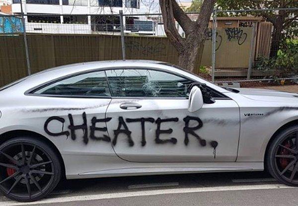 Adelaide'de yaşayan ismini vermek istemeyen bir kadın, eski sevgilisinin 400.000 dolarlık arabasını sprey ile boyadı ve parçaladı. İşin garip yanı ise kadın vandalizmden ceza almayacak.