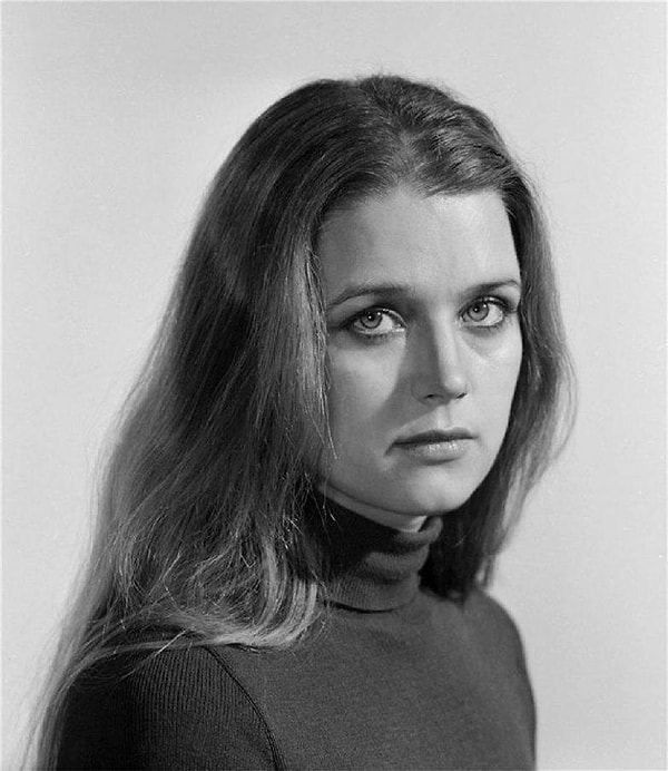 2. Что за девушка перед вами?