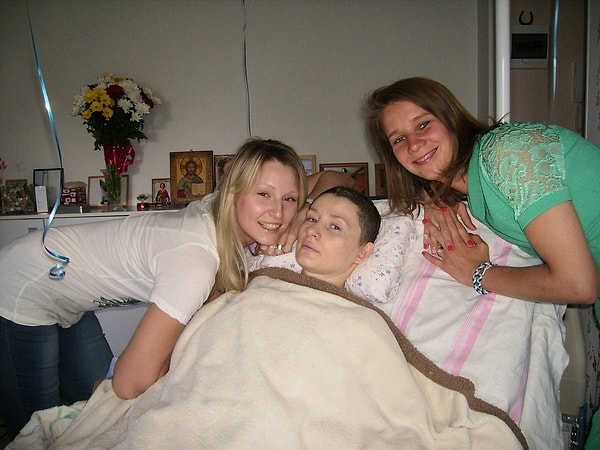 10. Девушка отмечает, что без поддержки друзей она вряд ли смогла бы оставаться такой позитивной и находить в себе силы на борьбу.