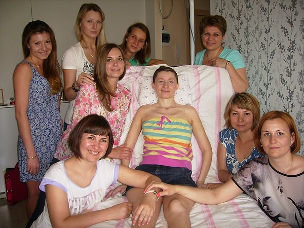 3. Справиться с этой тяжелой задачей ей помогают верные друзья. Они даже составили символичный график, чтобы девушке не было скучно.