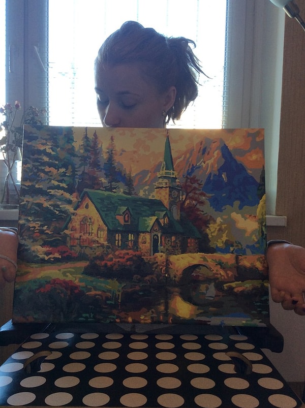 9. Также Катя занимается живописью и продает свои работы, чтобы оплатить занятия с инструктором.