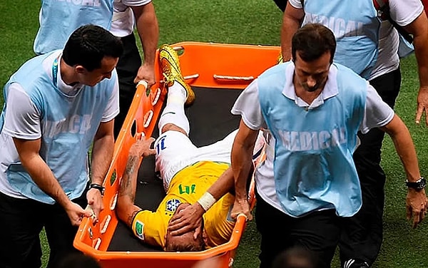 Вы его, конечно, узнали! Это Неймар, который в матче с Колумбией был травмирован. Кстати, заметьте, на них даже футболки одинаковые.