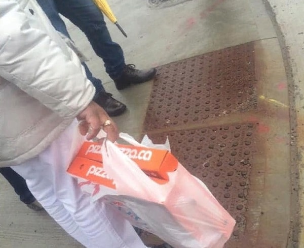 8. Только серийный маньяк способен так транспортировать пиццу