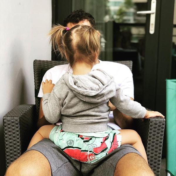 Uraz, Instagram hesabından sık sık 2 yaşındaki kızı Ada ile oldukça güzel fotoğraflar paylaşıyor. Son olarak da "Baba bak!" notuyla işte bu fotoğrafı paylaştı.