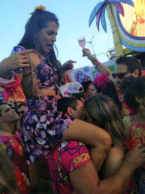 15. Brezilya karnavalında, kız arkadaşının omuzlarında olduğunu unutan çok sarhoş bir delikanlı...