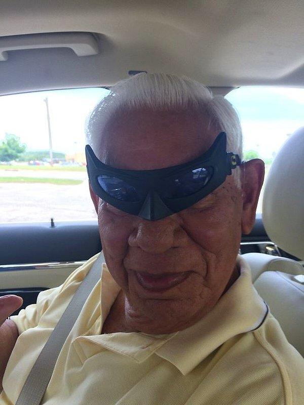 20. "Bir ara bu Batman gözlüklerini bulmuştum, sonra onları büyükbabamın arabasında unutmuşum. Geçen bana bu fotoğrafı gönderdi."