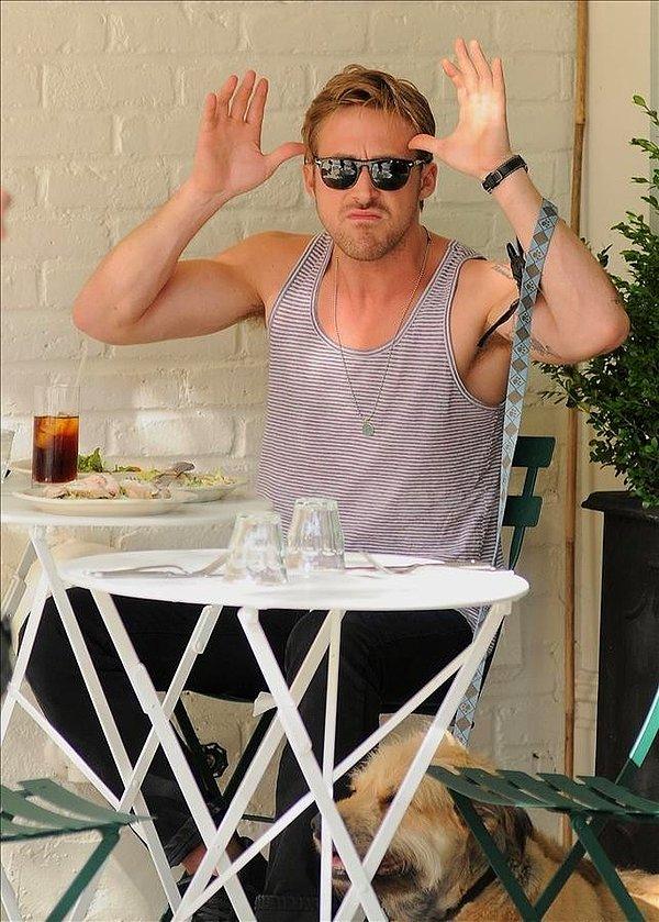 2. Öğlen yemeği sırasında magazine yakalanan Ryan Gosling