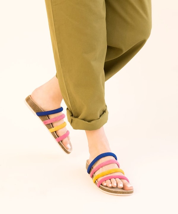 18. Делайте выбор в пользу разноцветных шлёпанцев, а не чего-то скучного и однотонного.