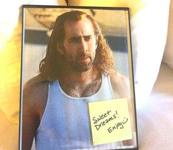 12. Гость затребовал на прикроватную тумбочку фото Николаса Кейджа в фильме "Воздушная тюрьма".