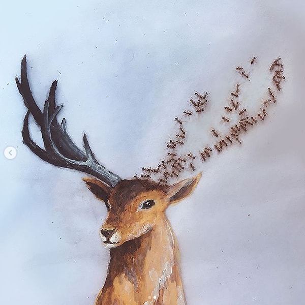 1. Женщина отработала особую технику - сперва она пишет картины акварелью, а затем заманивает на необходимую область муравьев.