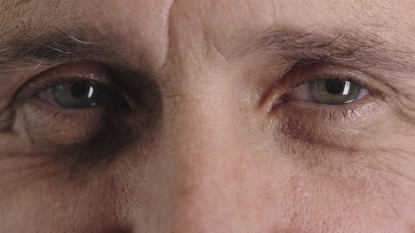 2. Как думаете, что чувствует этот мужчина?