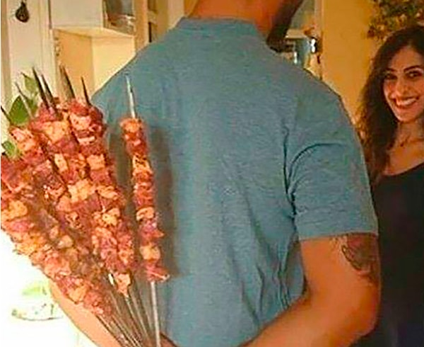 13. А вот так сильно славянские женщины (и не только) любят шашлык 😂