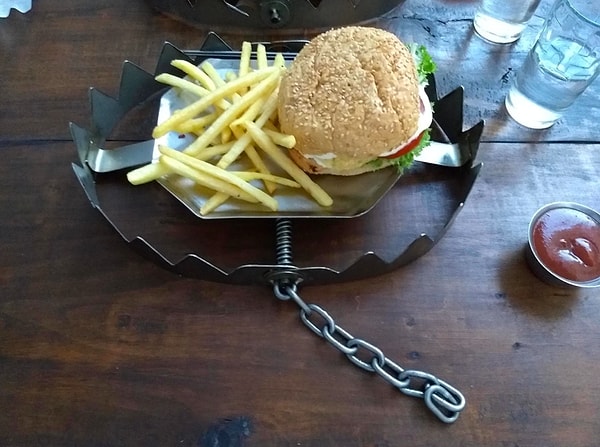 3. Бургер и картофель фри в капкане для медведей? Такое можно найти только во Львове!