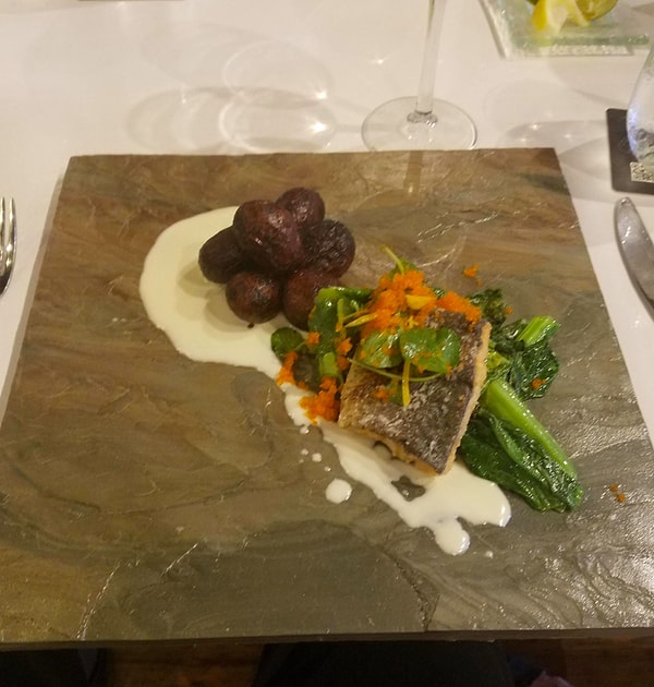 13. Блюдо в целом выглядит привлекательно, если бы не плитка из ванной, на которой его подают 😯