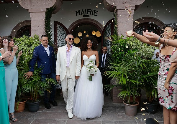 Во время торжества на девушке было шикарное белое платье, изящно оттенявшее её кожу.