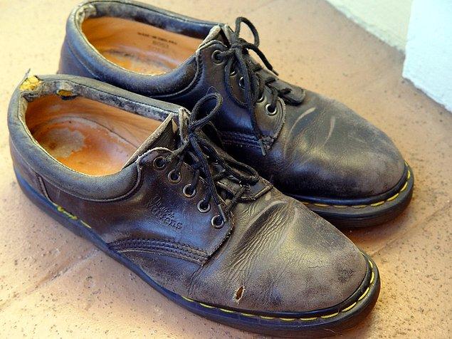 3. Ayakkabıların tamir edilebilir şeyler olduğunu unutmayın. Hasar aldığında çöpe atıp yenisini almak yerine tamir ettirmeyi deneyin.