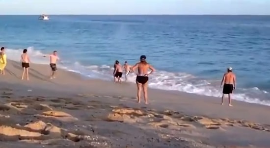 Dalgalar Yüzünden Denizden Çıkmakta Zorlanan Kadın İçin Seferber Olan Sahildeki İnsanların İzlerken Yorulacağınız Görüntüleri