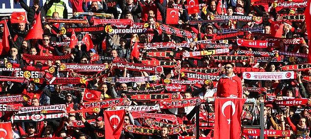 Eskişehirspor transfer ettiği futbolculara lisans çıkarmak için 59 futbolcu, menajer ve kulüplerden imza alması gerekiyor.