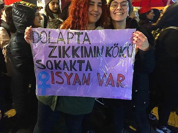 Geçtiğimiz 8 Mart'ta canım kadınların hazırladığı ve tüm yıla damgasını vuran bu sloganla hepinizi selamlıyoruz: Dolapta zıkkımın kökü, sokakta isyan var!