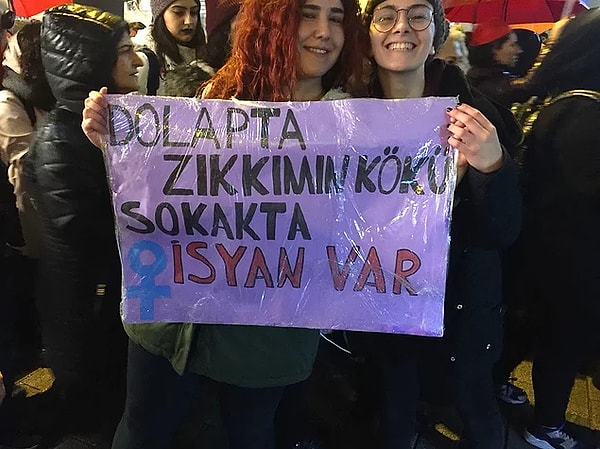 Geçtiğimiz 8 Mart'ta canım kadınların hazırladığı ve tüm yıla damgasını vuran bu sloganla hepinizi selamlıyoruz: Dolapta zıkkımın kökü, sokakta isyan var!