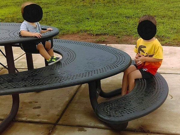 10. "Bebekler için yerleşik bir koltuğa ve küçük çocuklar için de küçük bir tezgaha sahip piknik masası."