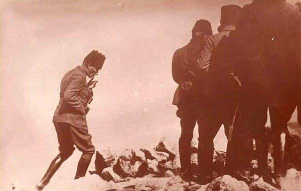 İşte o fotoğraflardan biri olan, Büyük Önder Atatürk'ün düşünceli halini yansıtan ve zaferi iliklerimize kadar hissettiren bu poz Etem Tem tarafından çekildi ve dünya tarihine damgasını vurdu.