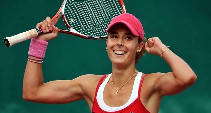 Французская теннисистка сняла футболку на корте и изменила правила игры, взбудоражив общественность