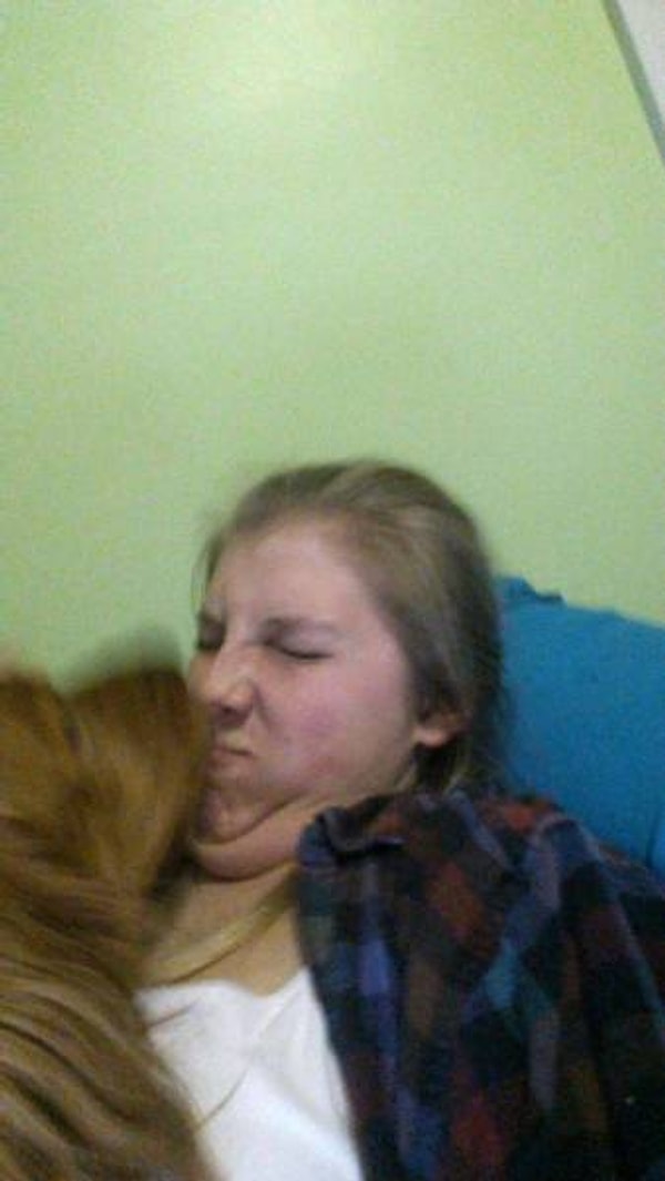 23. Не всем нравятся поцелуи от четвероногих друзей